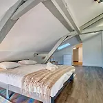 Derriere Les Vitraux